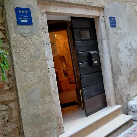 Romantic App In Old Town Ρόβινι